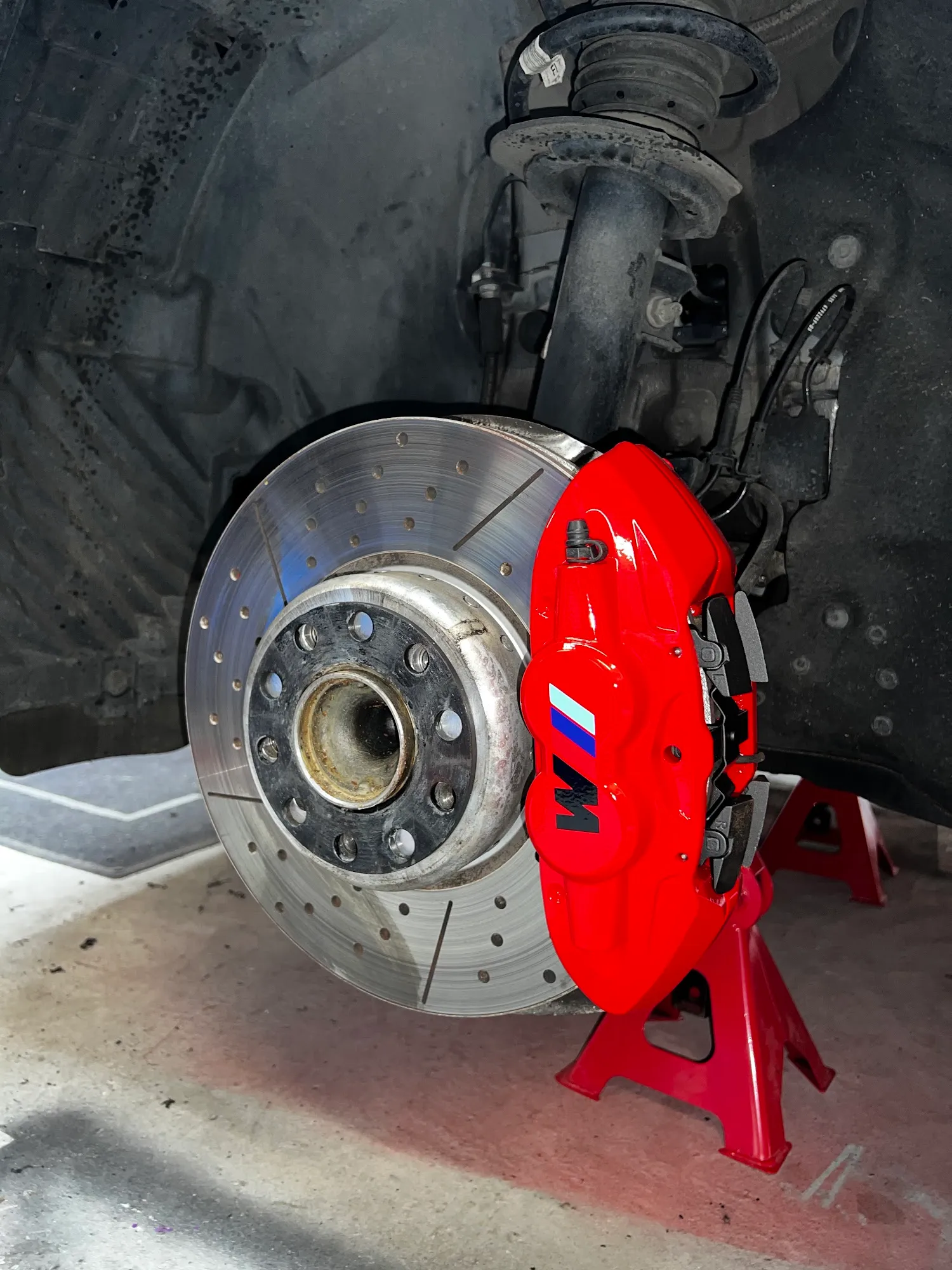 Rot lackierter Bremssattel mit M Performance Logo am BMW 440i bei LMT-Customz