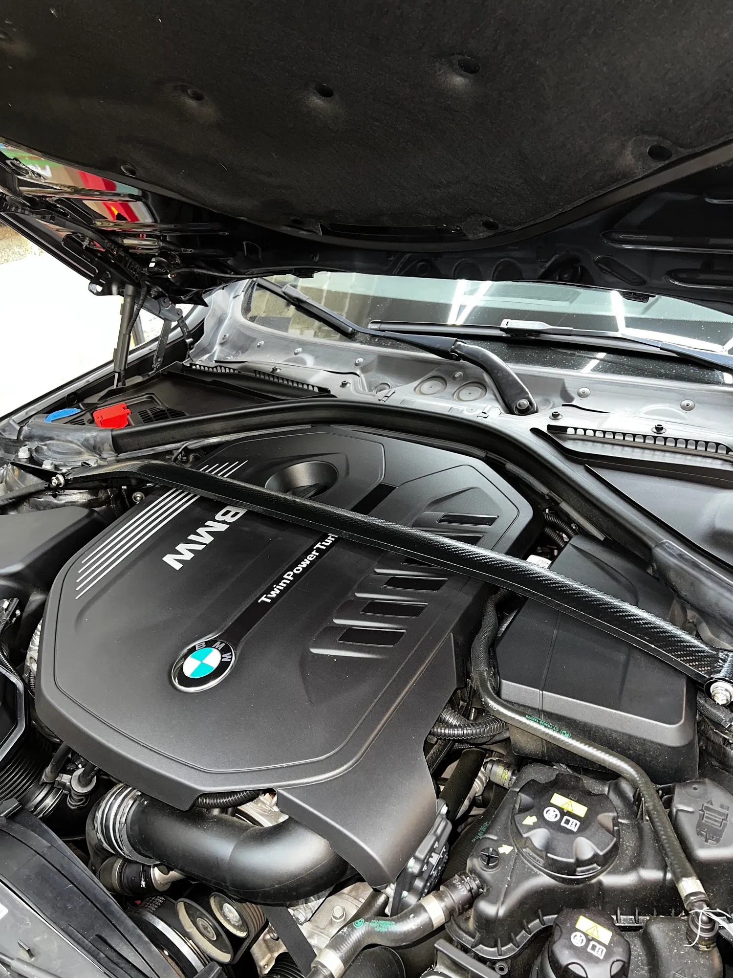 BMW Motorraum mit TwinPower Turbo und Domstrebe bei LMT-Customz