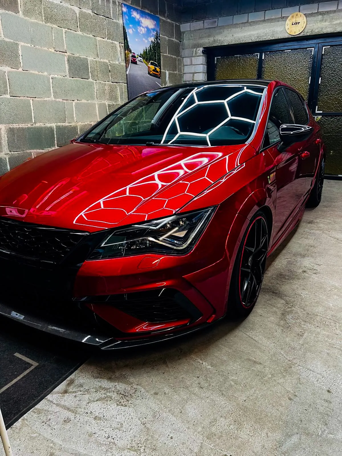Seat Leon Cupra in leuchtendem Rot mit Carbon-Frontlippe in der Werkstatt von LMT-Customz